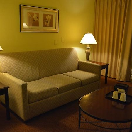Отель Ramada By Wyndham Wichita Airport Экстерьер фото