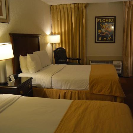 Отель Ramada By Wyndham Wichita Airport Экстерьер фото