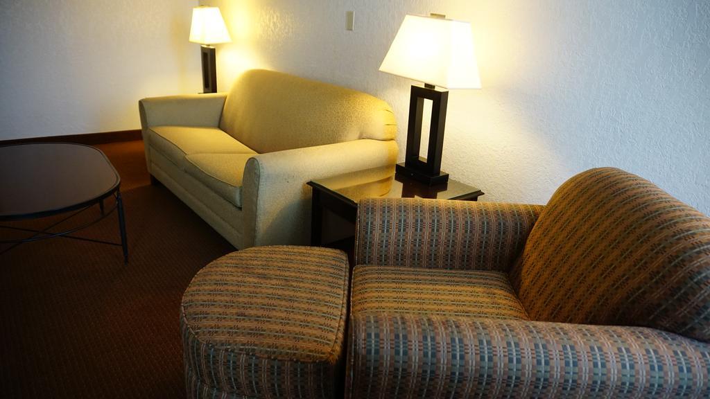 Отель Ramada By Wyndham Wichita Airport Номер фото