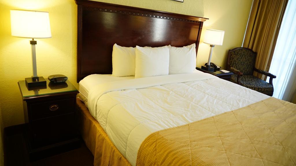 Отель Ramada By Wyndham Wichita Airport Номер фото