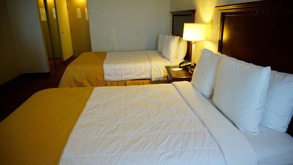Отель Ramada By Wyndham Wichita Airport Экстерьер фото