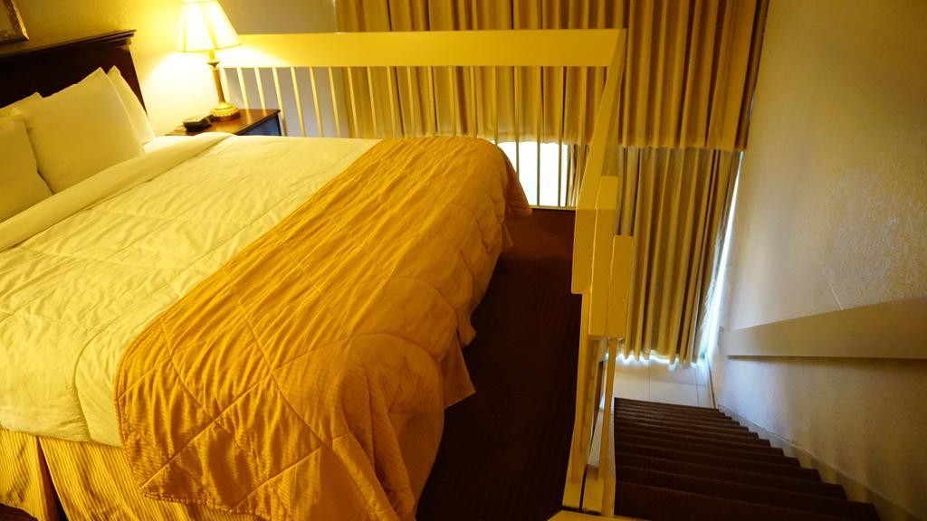 Отель Ramada By Wyndham Wichita Airport Экстерьер фото