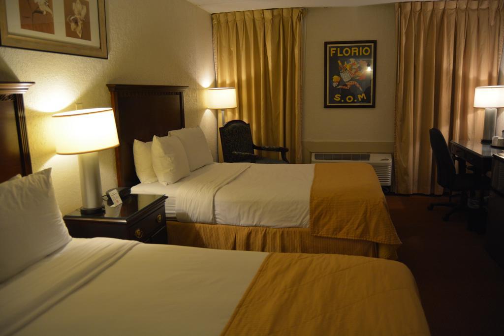 Отель Ramada By Wyndham Wichita Airport Экстерьер фото