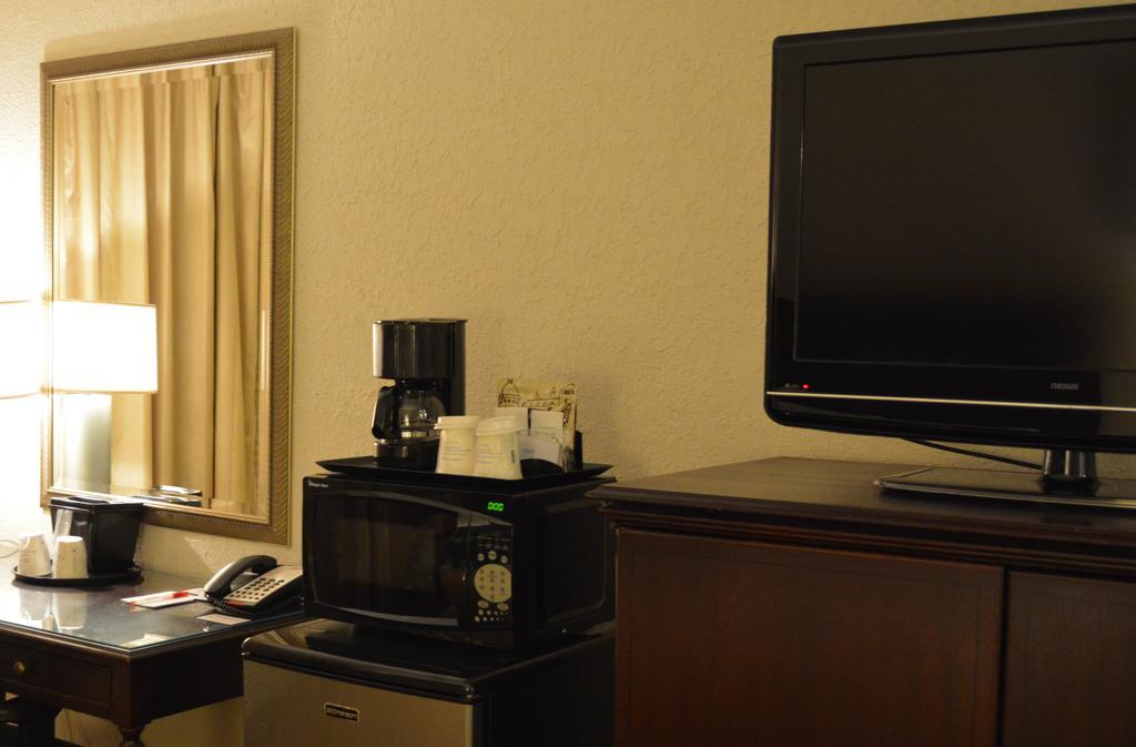 Отель Ramada By Wyndham Wichita Airport Экстерьер фото