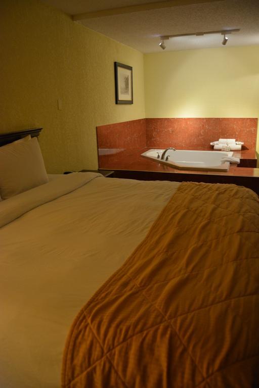 Отель Ramada By Wyndham Wichita Airport Экстерьер фото