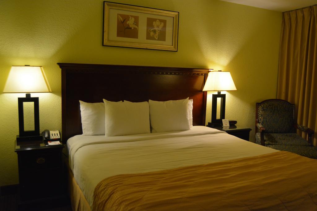 Отель Ramada By Wyndham Wichita Airport Экстерьер фото