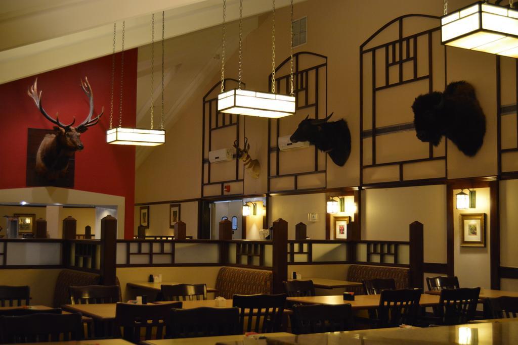 Отель Ramada By Wyndham Wichita Airport Экстерьер фото