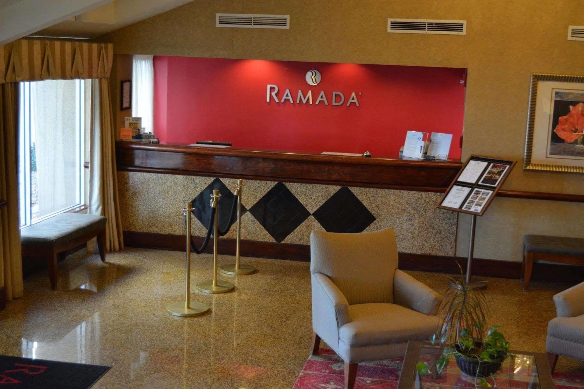 Отель Ramada By Wyndham Wichita Airport Экстерьер фото