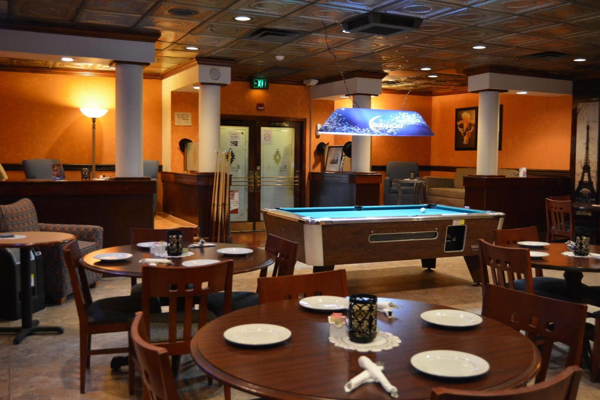 Отель Ramada By Wyndham Wichita Airport Экстерьер фото