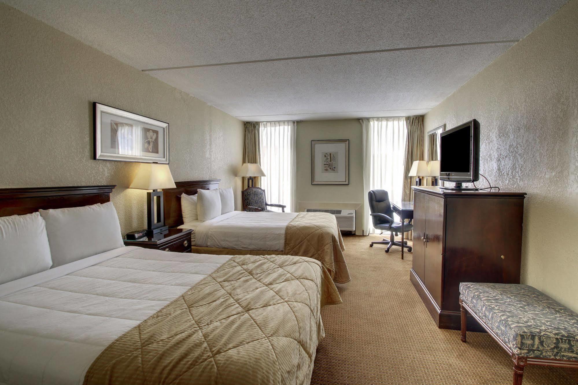 Отель Ramada By Wyndham Wichita Airport Экстерьер фото