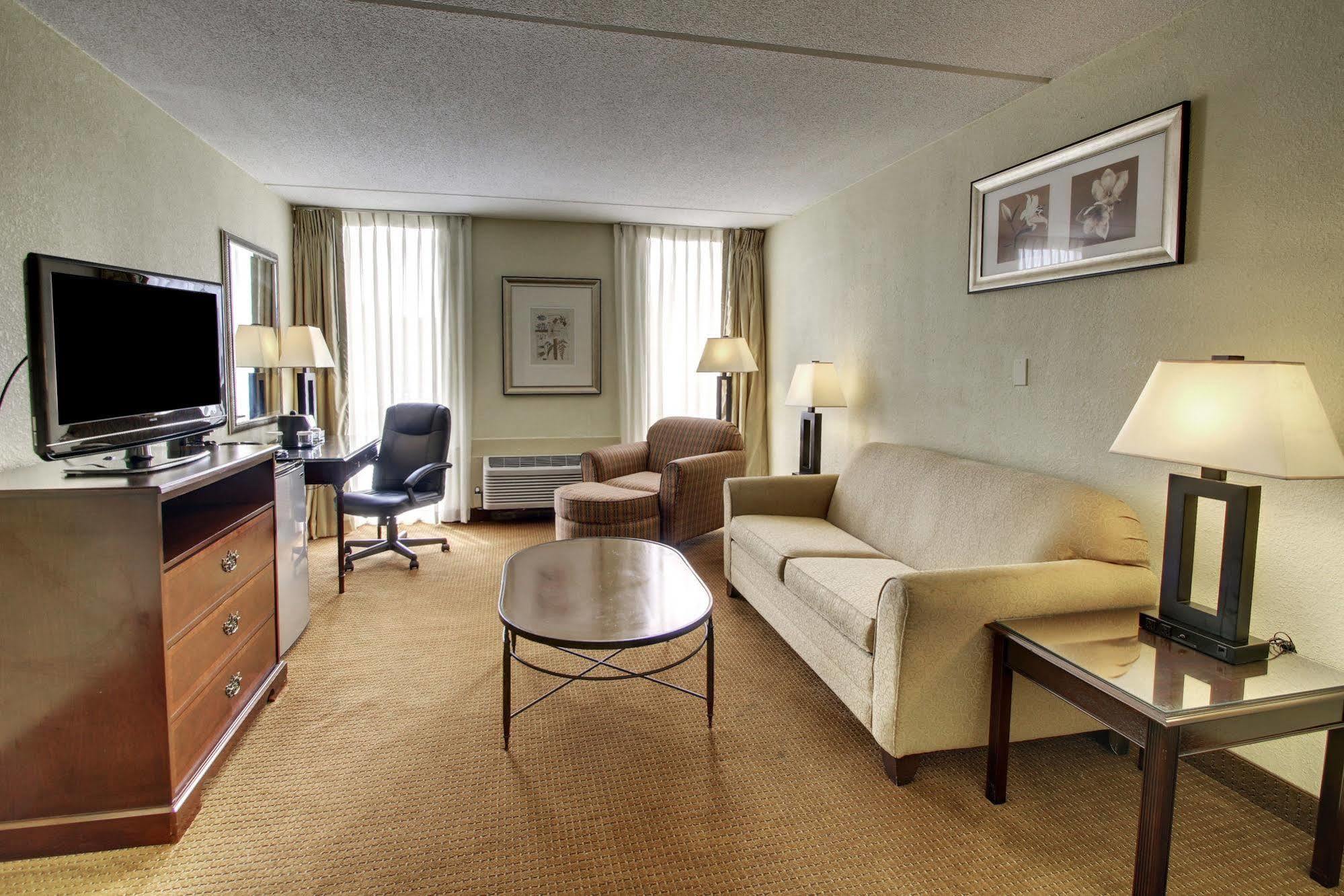 Отель Ramada By Wyndham Wichita Airport Экстерьер фото