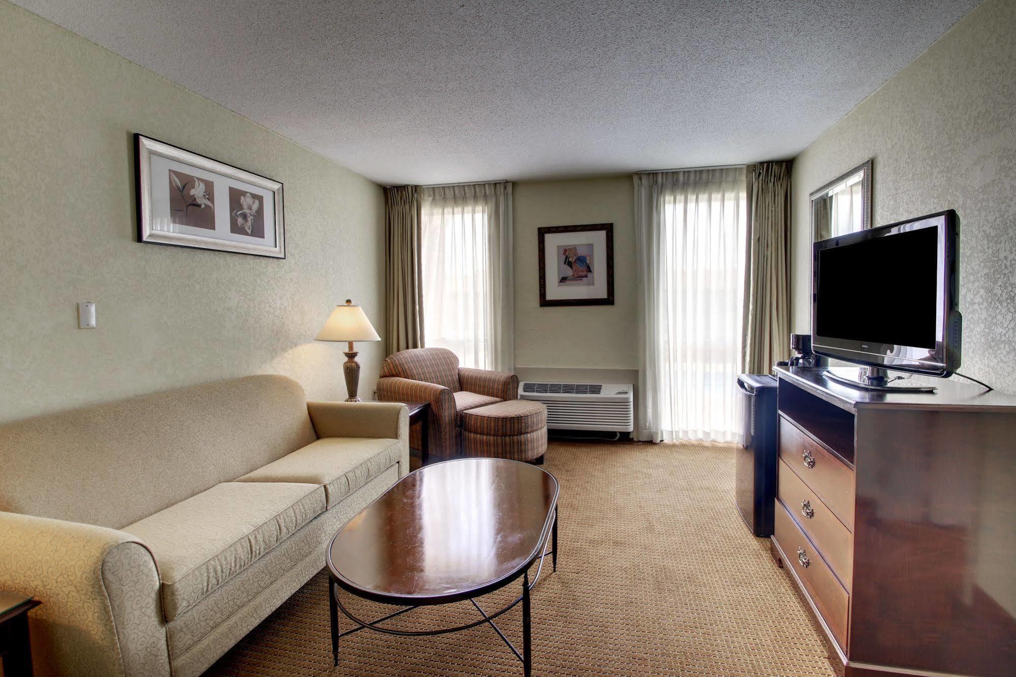 Отель Ramada By Wyndham Wichita Airport Экстерьер фото