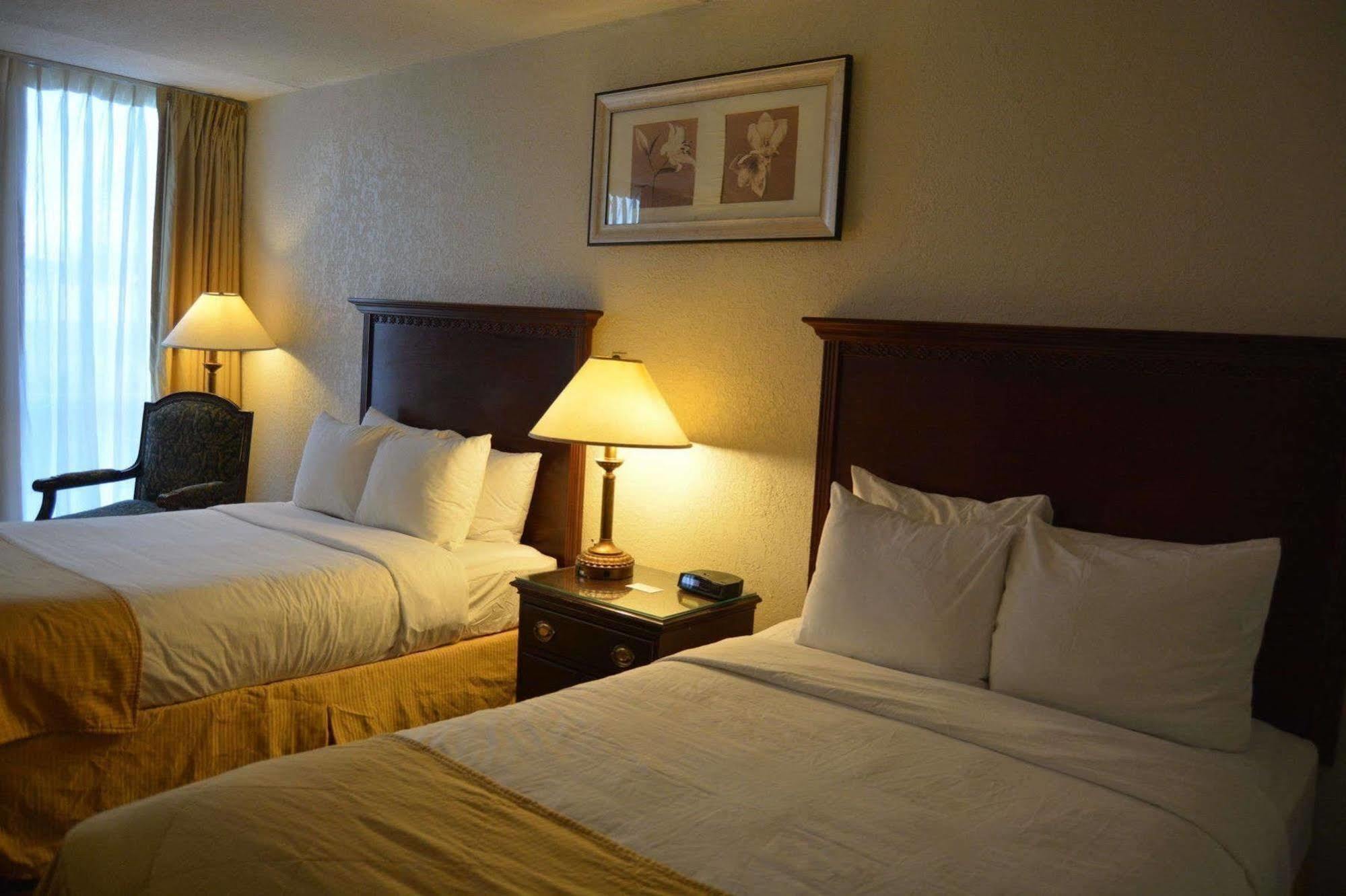 Отель Ramada By Wyndham Wichita Airport Экстерьер фото
