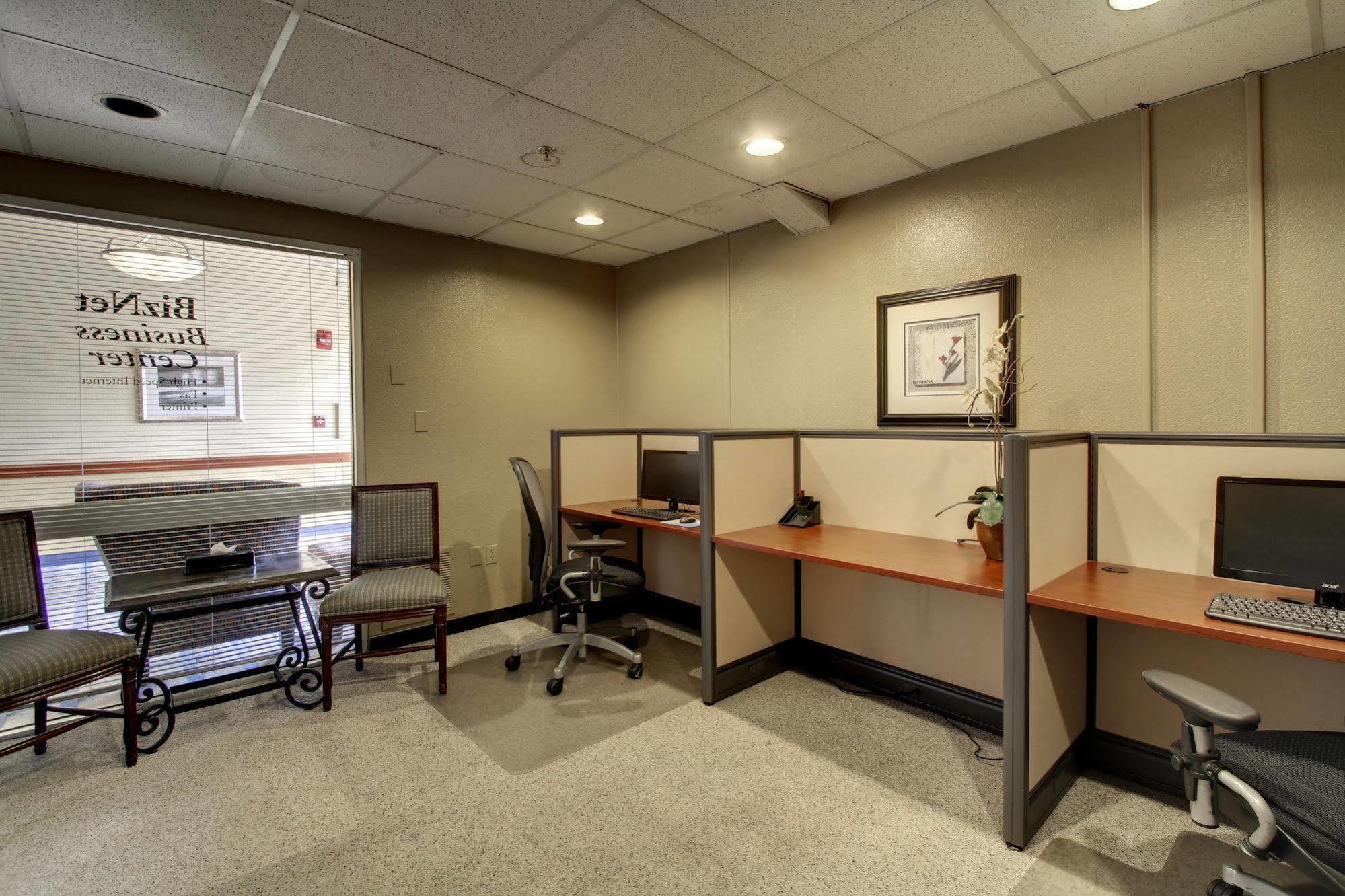 Отель Ramada By Wyndham Wichita Airport Экстерьер фото