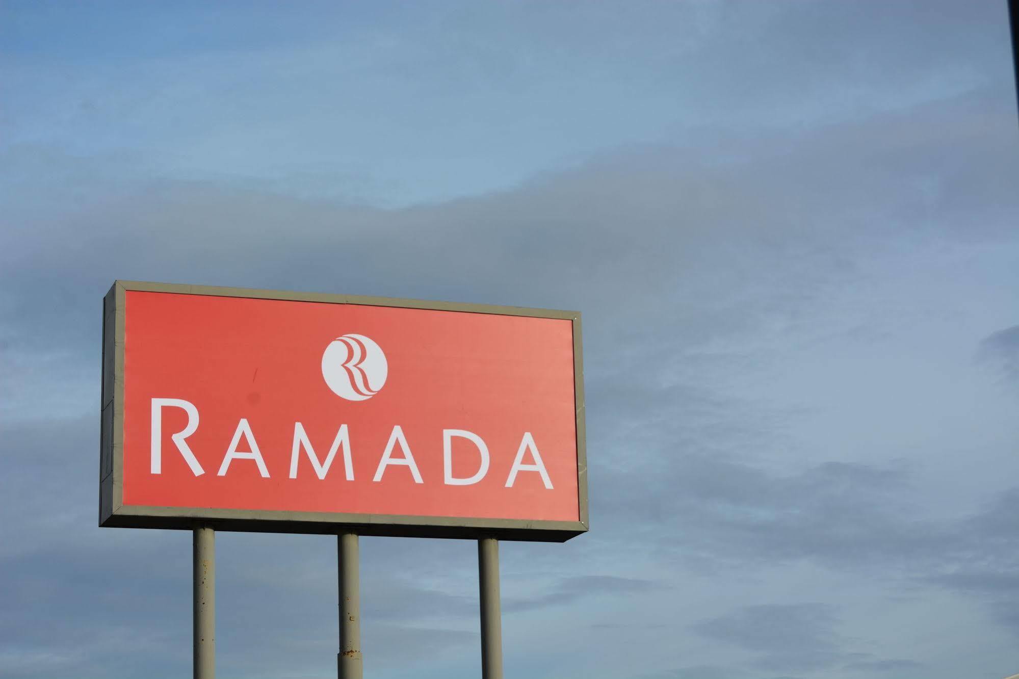 Отель Ramada By Wyndham Wichita Airport Экстерьер фото