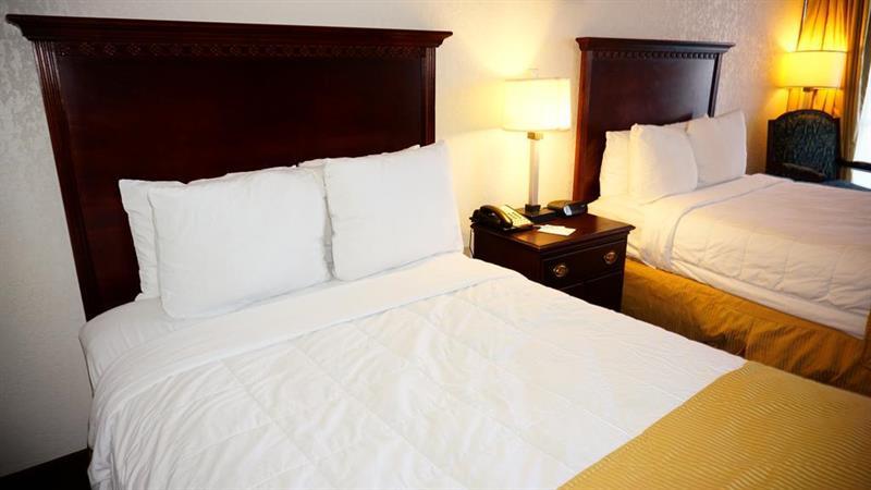 Отель Ramada By Wyndham Wichita Airport Экстерьер фото